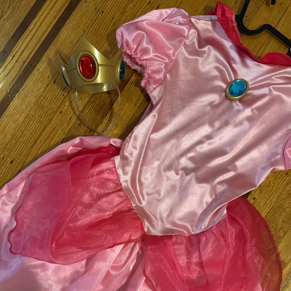 Princess Peach Costume - Picture 4 of 5